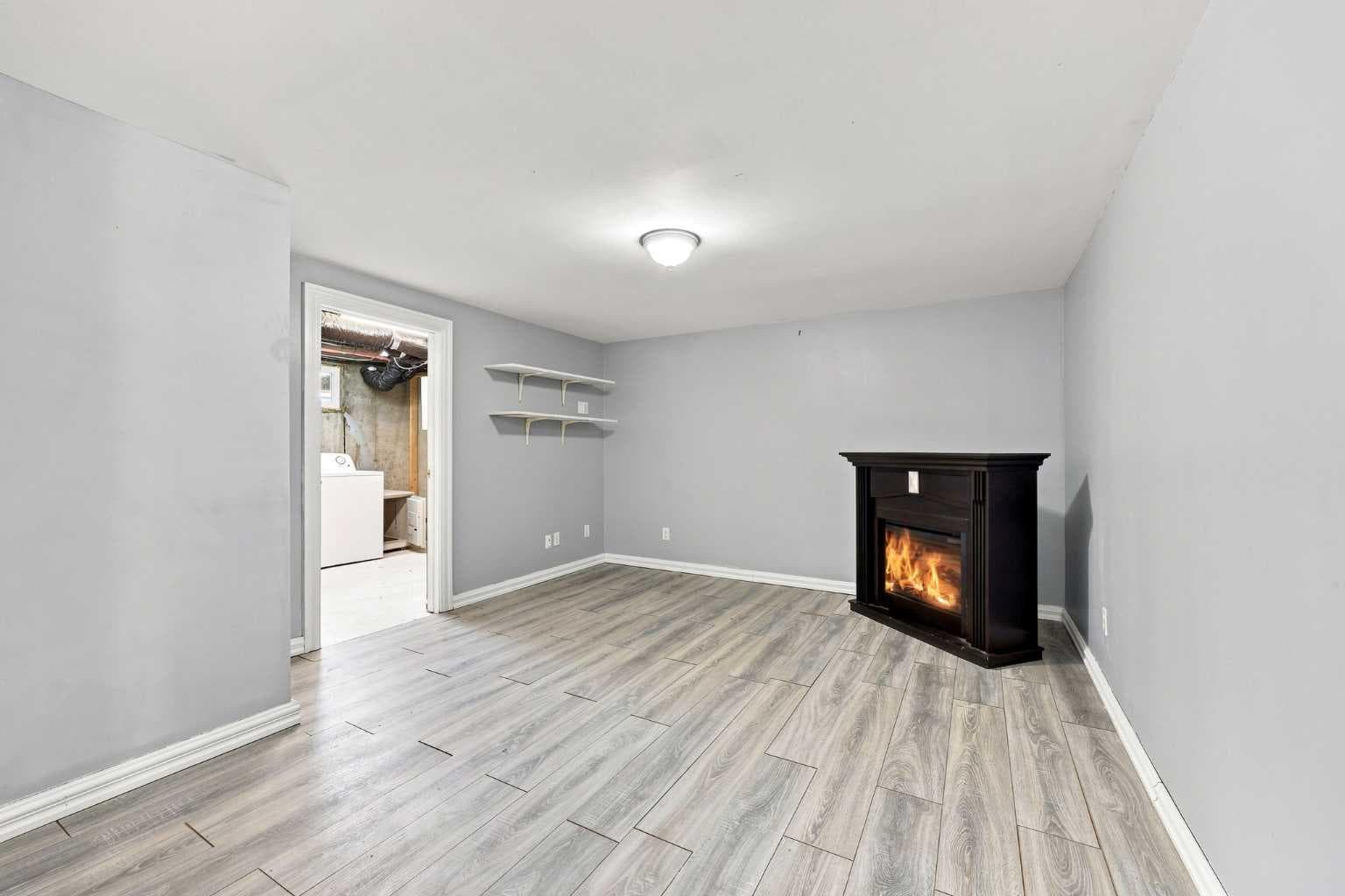 542 Regal Park NE