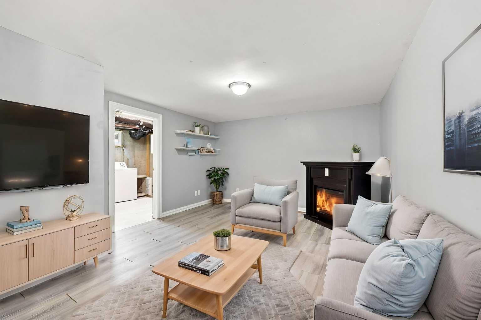 542 Regal Park NE