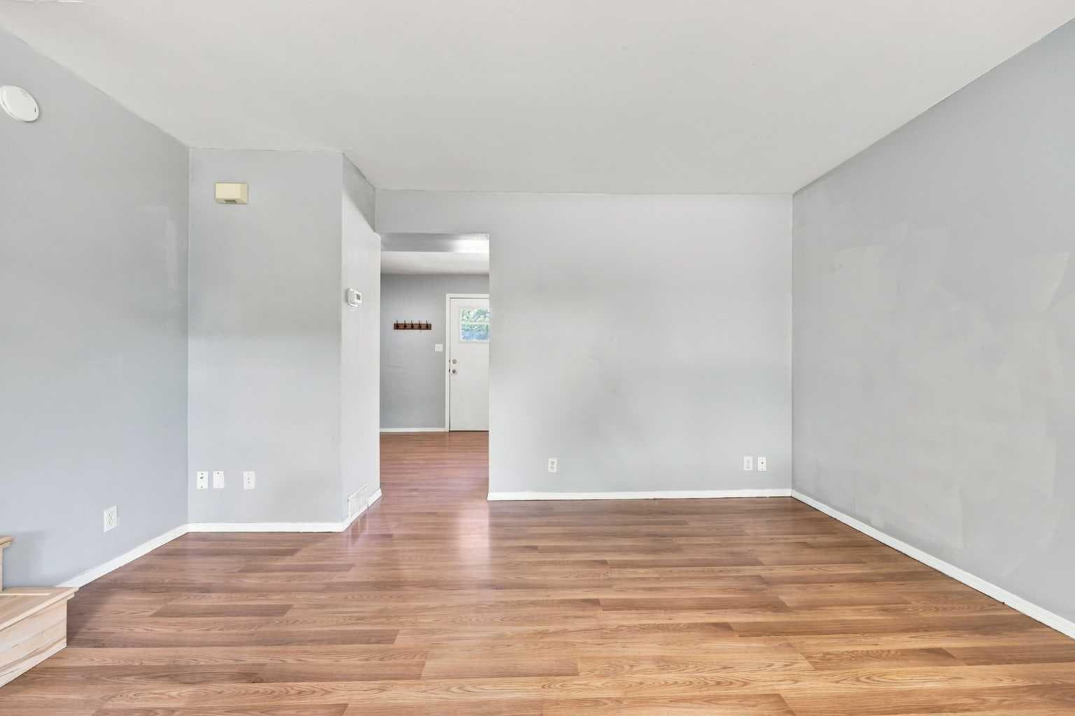 542 Regal Park NE