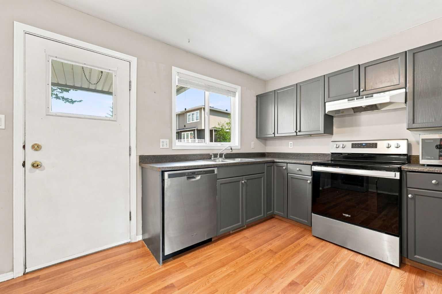 542 Regal Park NE