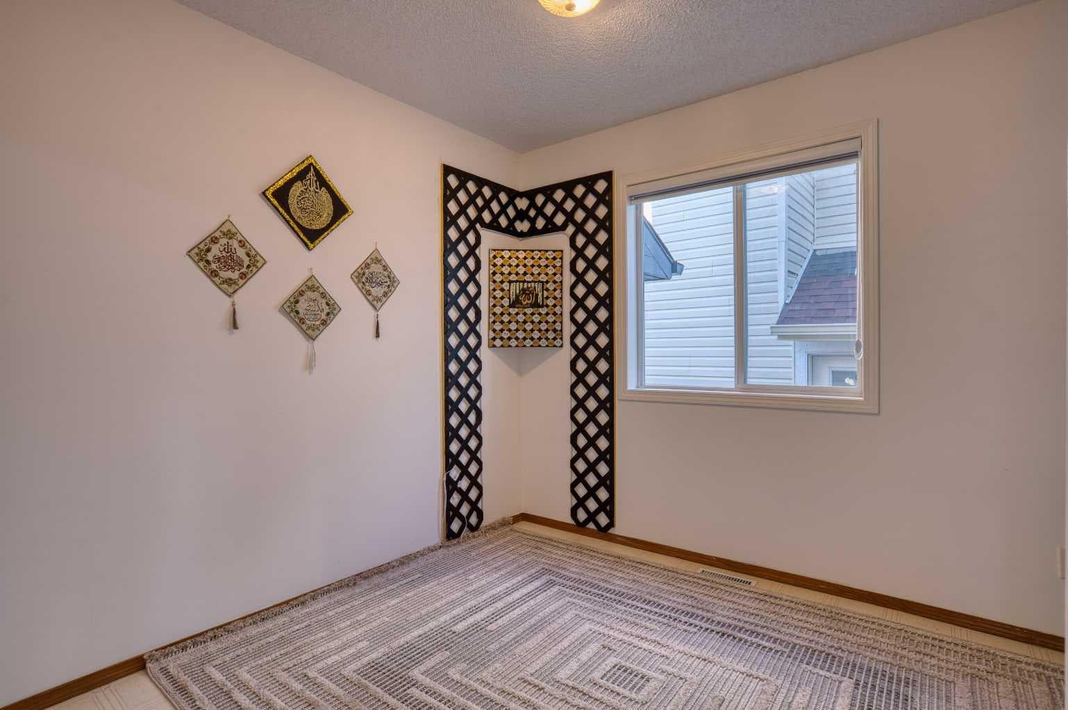 28 Coral Springs Close NE
