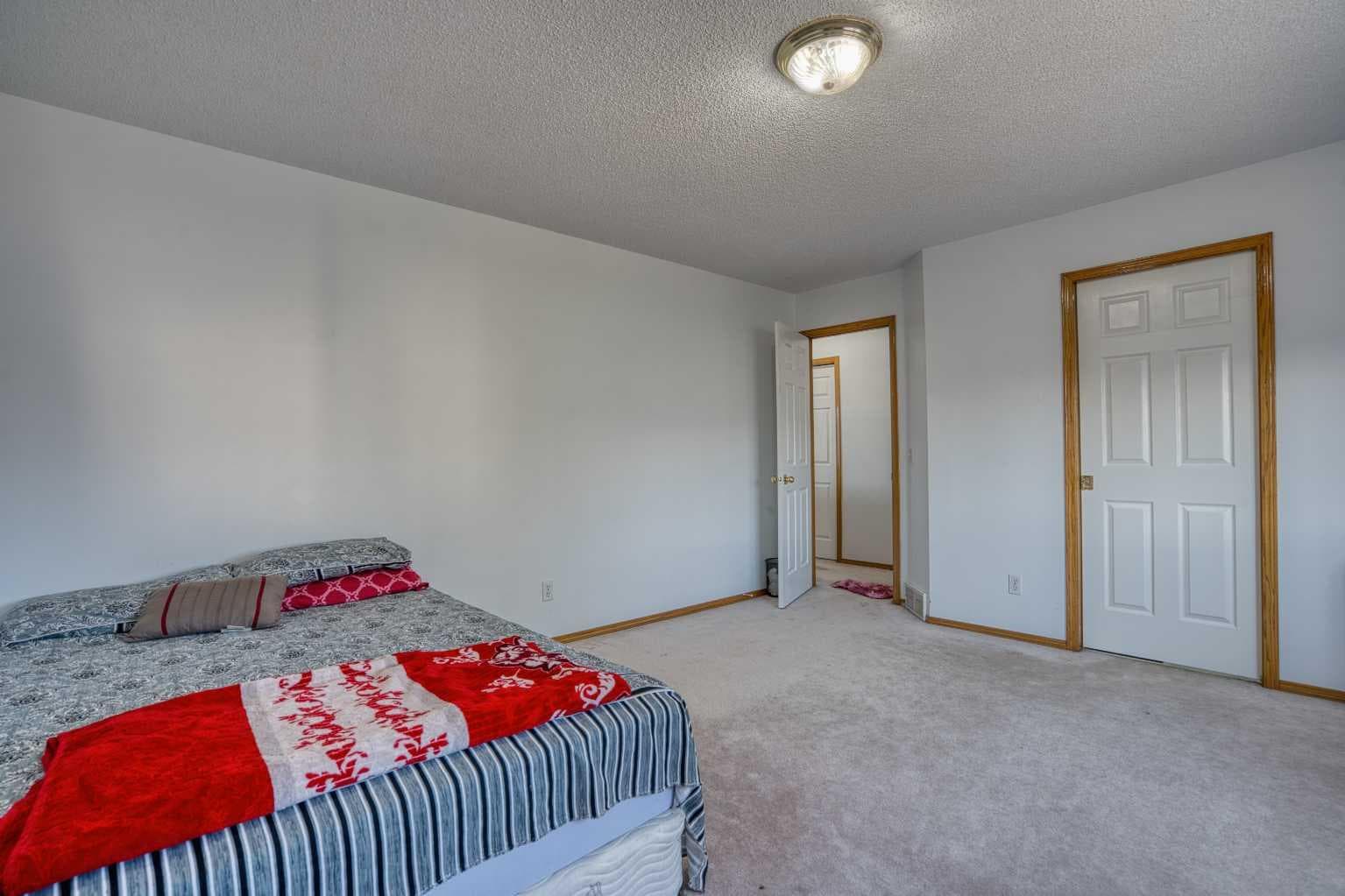 28 Coral Springs Close NE