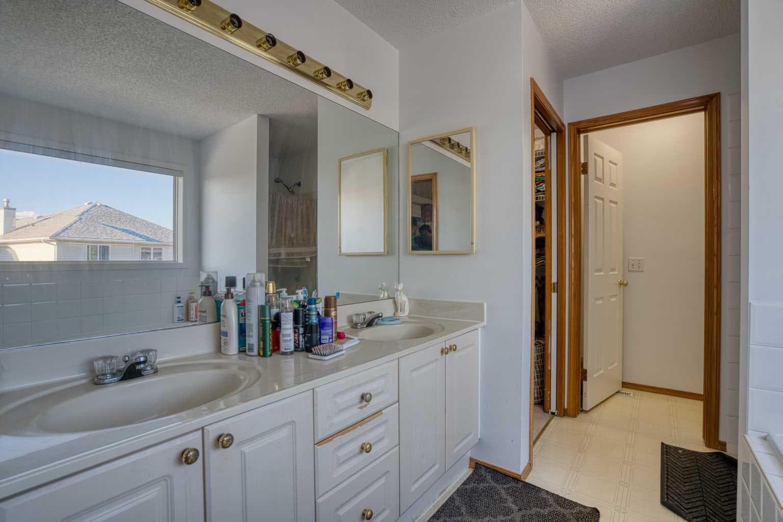 28 Coral Springs Close NE