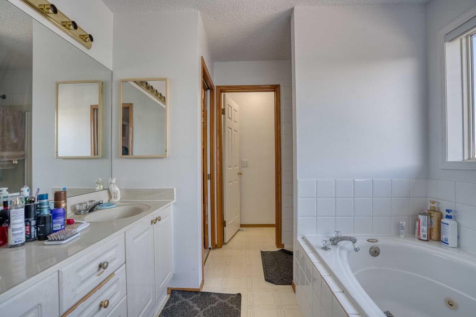 28 Coral Springs Close NE