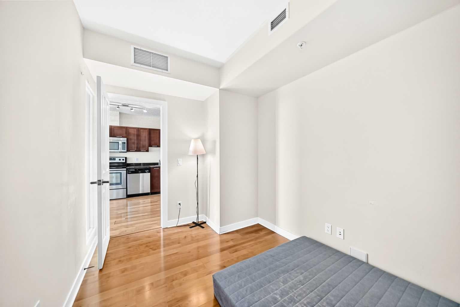 1304, 3820 Brentwood  NW
