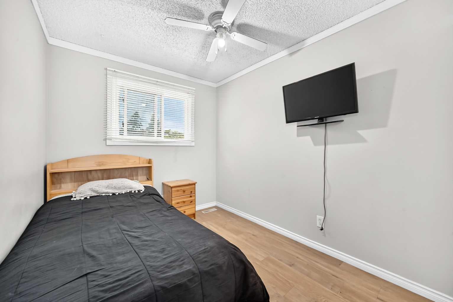 33, 175 Manora Place 