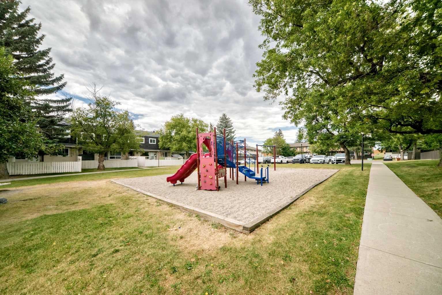 33, 175 Manora Place 