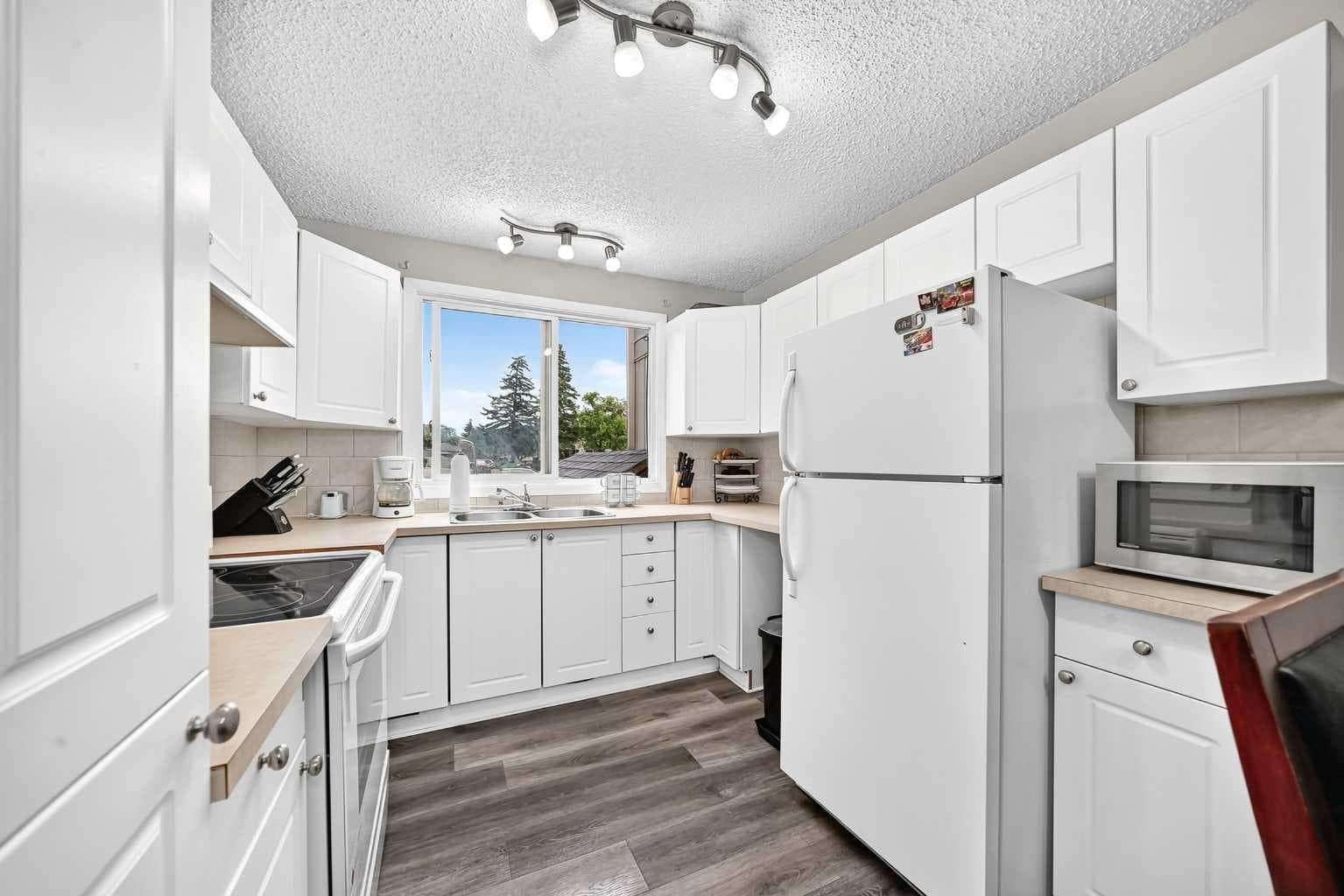 33, 175 Manora Place 