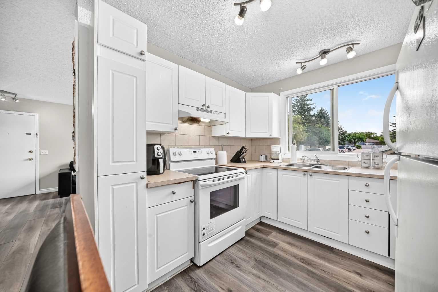 33, 175 Manora Place 