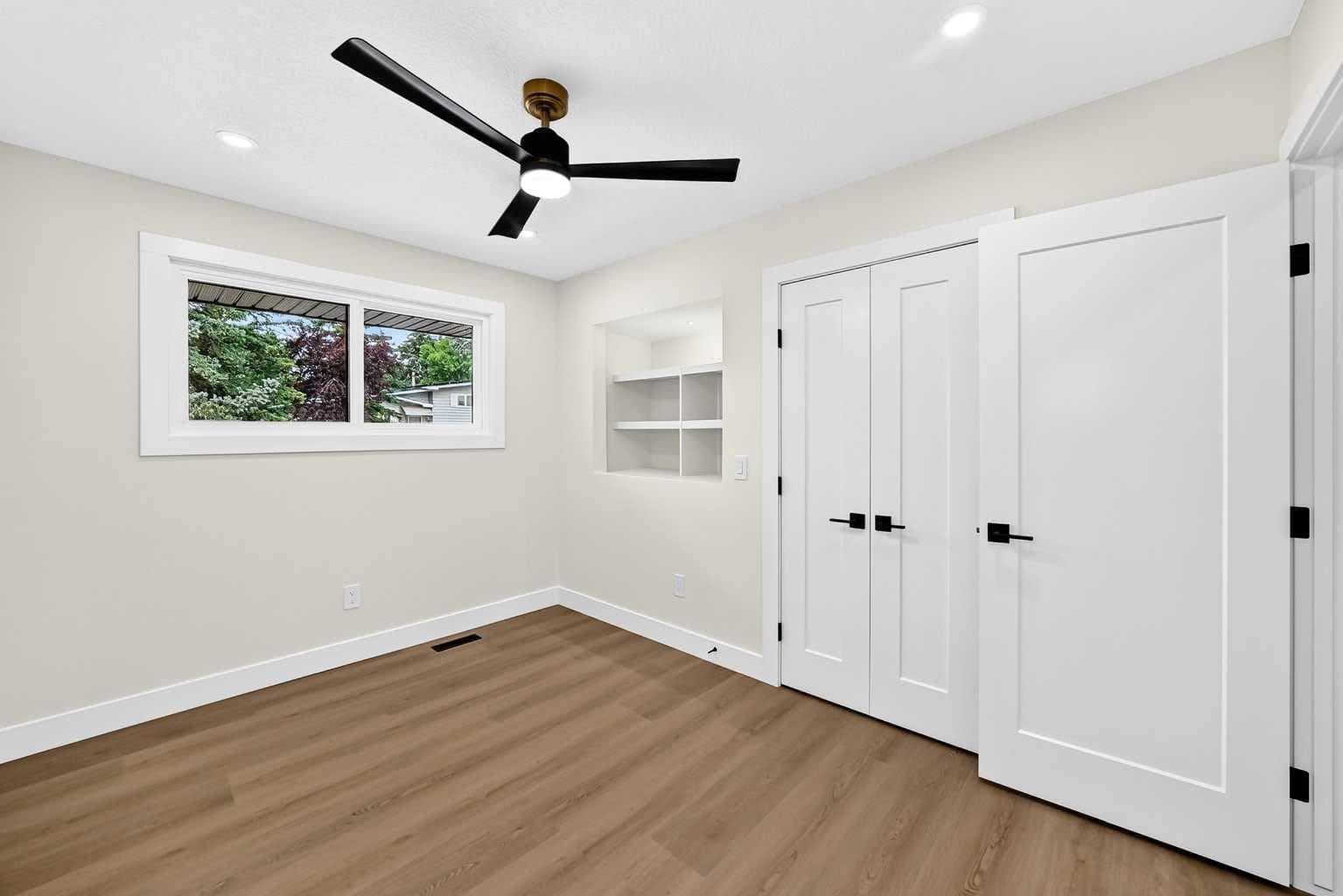 307 Silverthorn Way NW