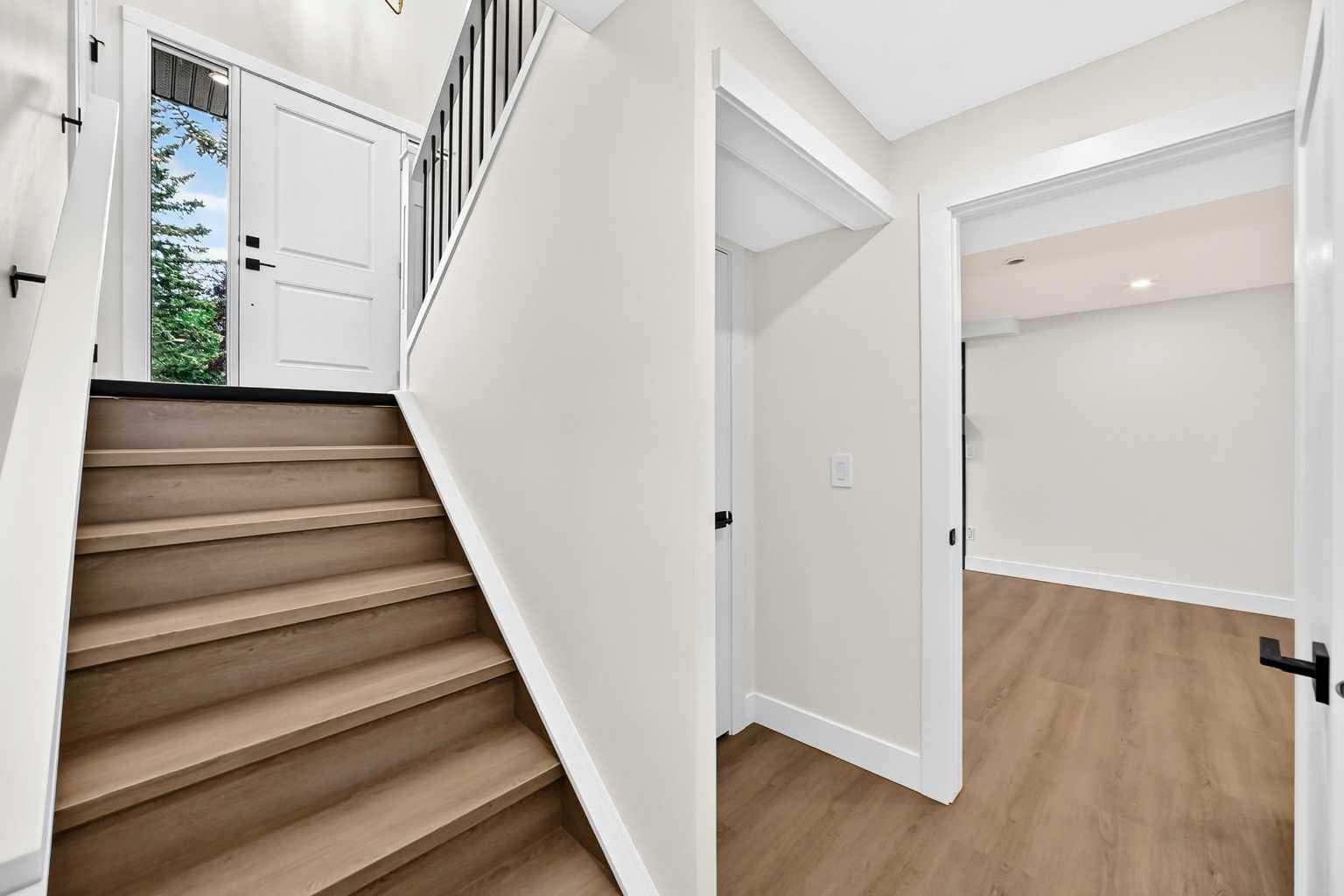 307 Silverthorn Way NW
