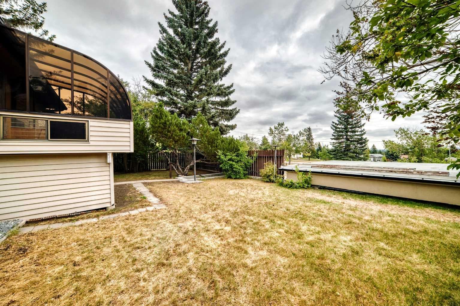 307 Silverthorn Way NW