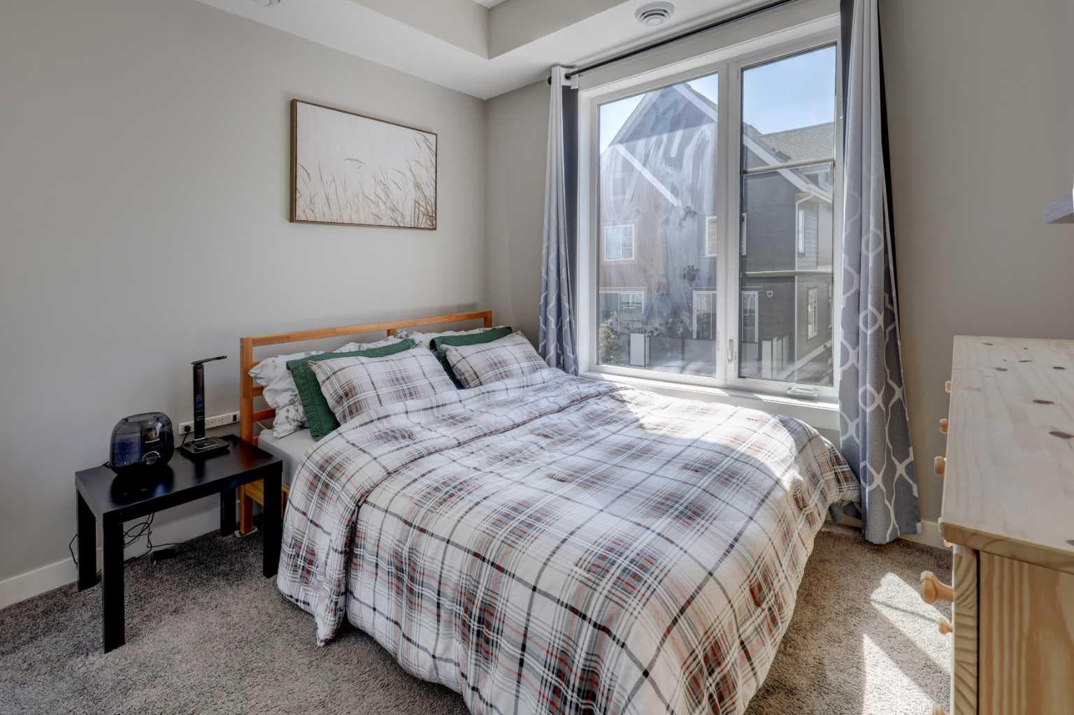 214 Livingston Common NE