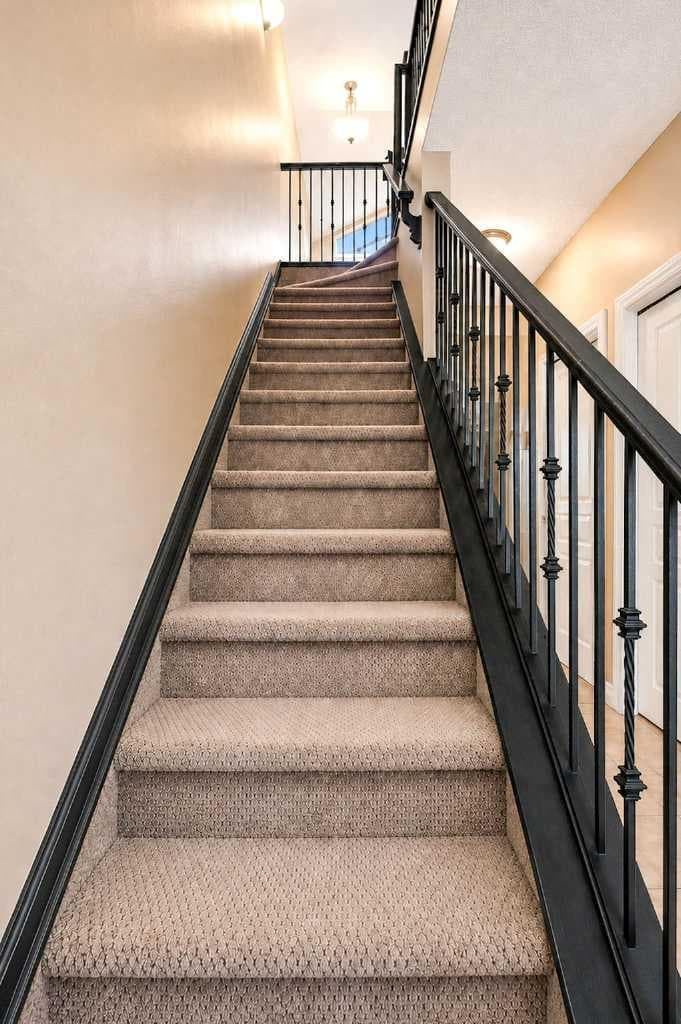 11, 148 Rockyledge View NW