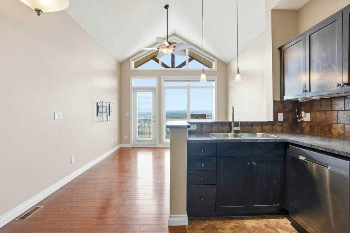 11, 148 Rockyledge View NW