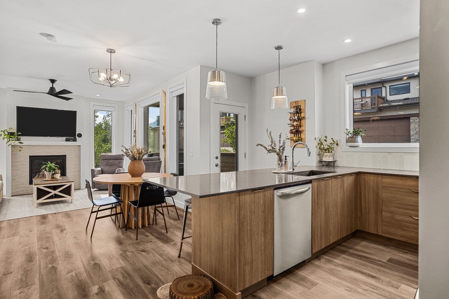 204i, 209 Stewart Creek Rise 