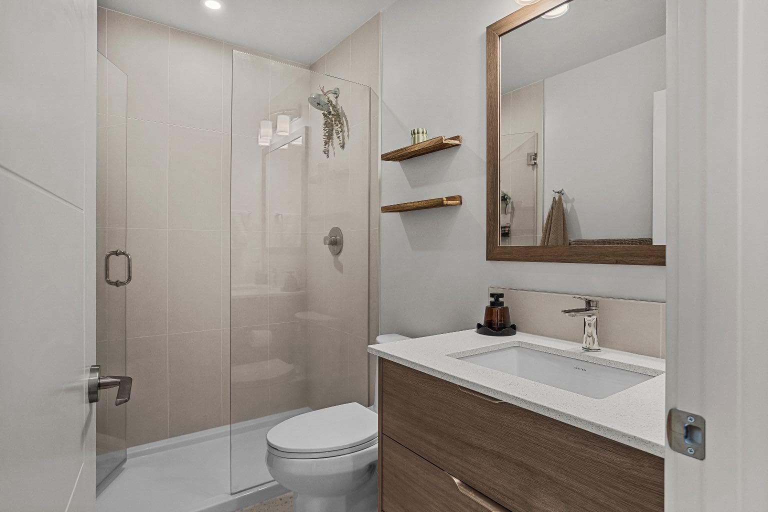 204i, 209 Stewart Creek Rise 