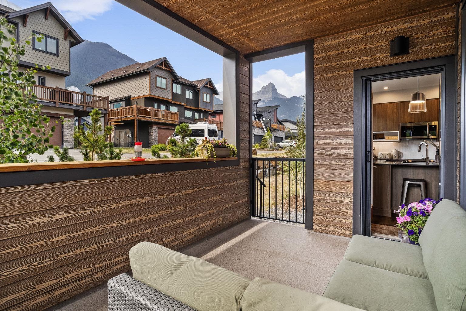 204i, 209 Stewart Creek Rise 