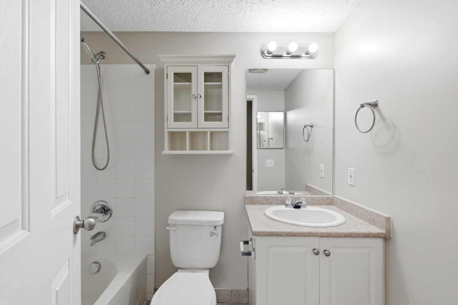 102, 17 Country Village Bay NE