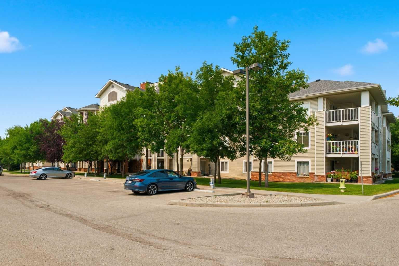 102, 17 Country Village Bay NE