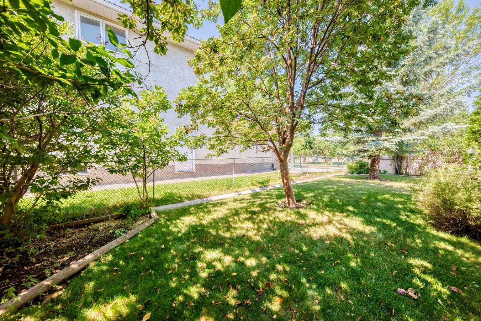 184 Hampshire Circle NW