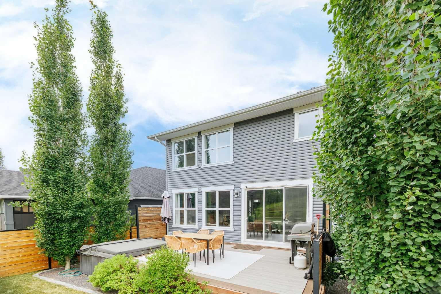 100 Crestbrook View SW
