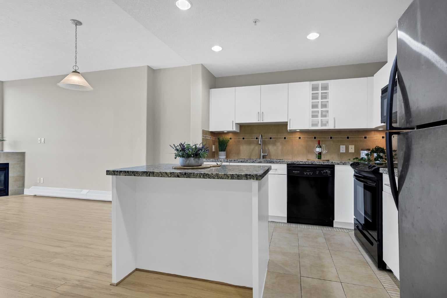 604, 77 Spruce Place SW