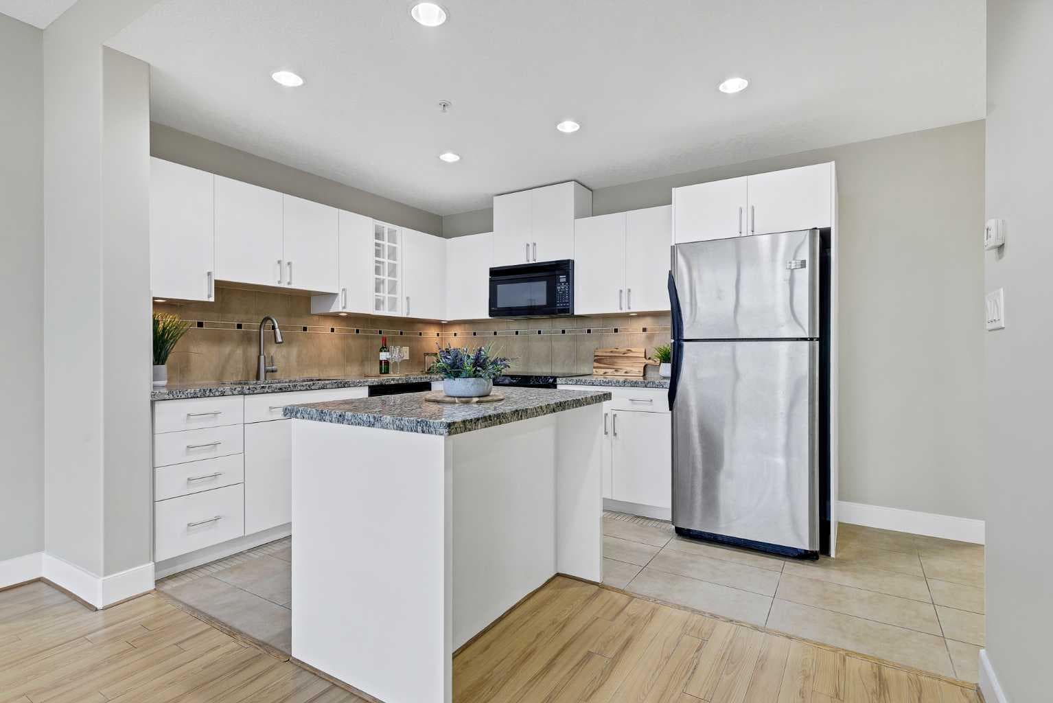 604, 77 Spruce Place SW