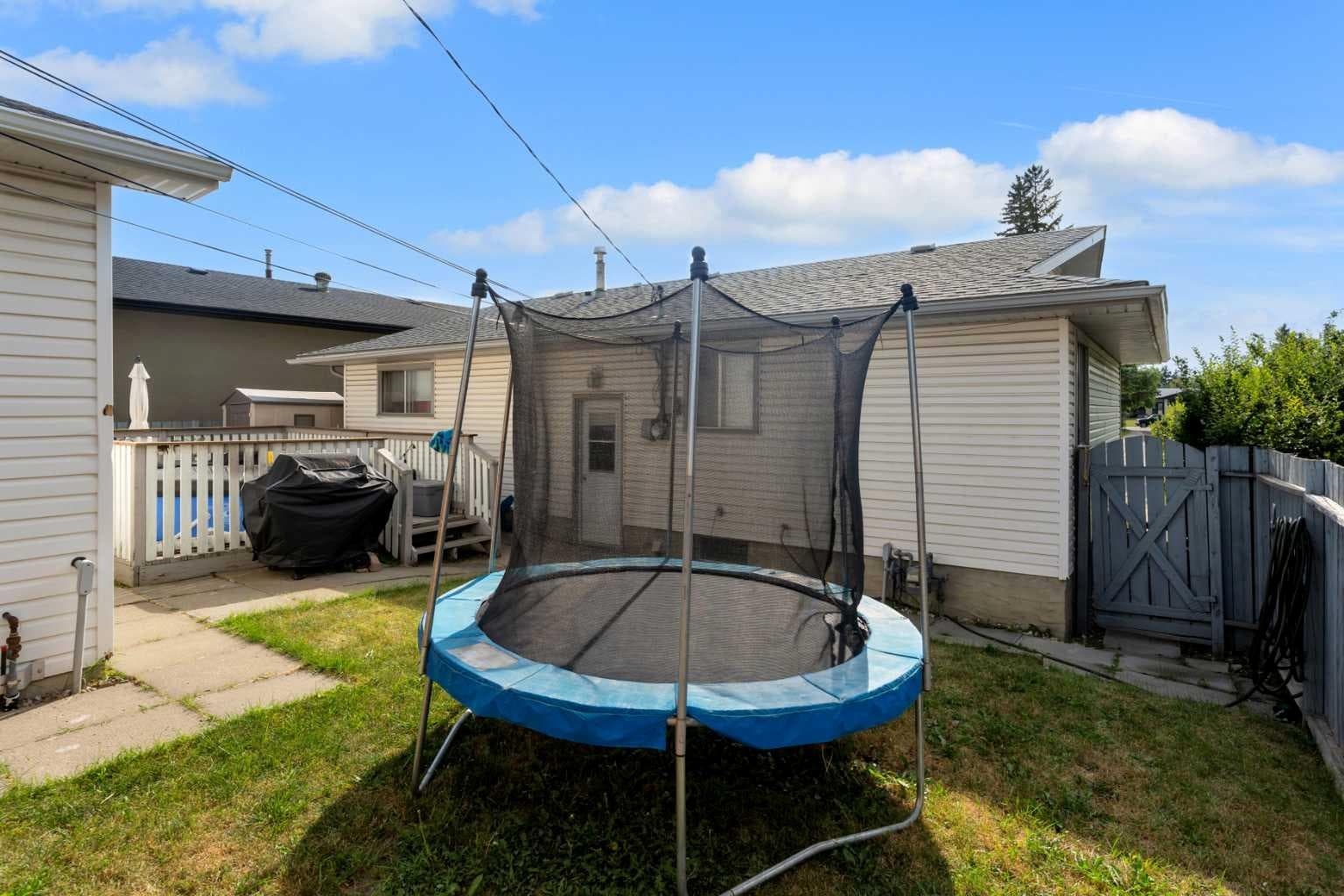 112 Penmeadows Close SE