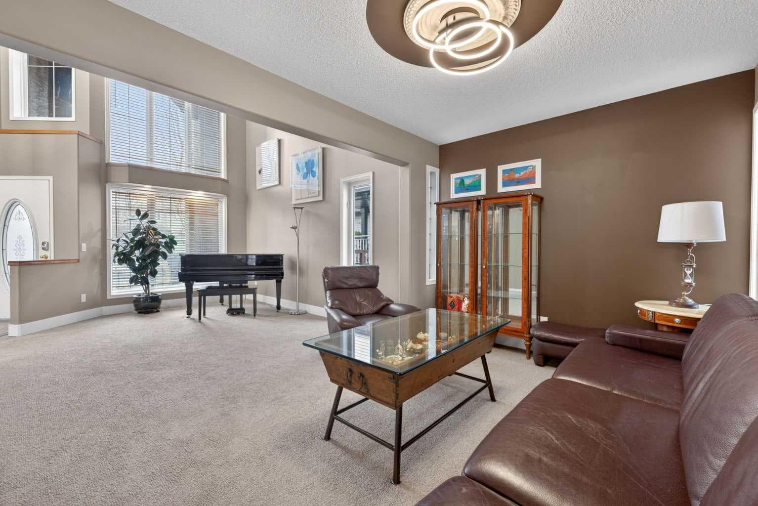 111 Valley Ponds Crescent NW