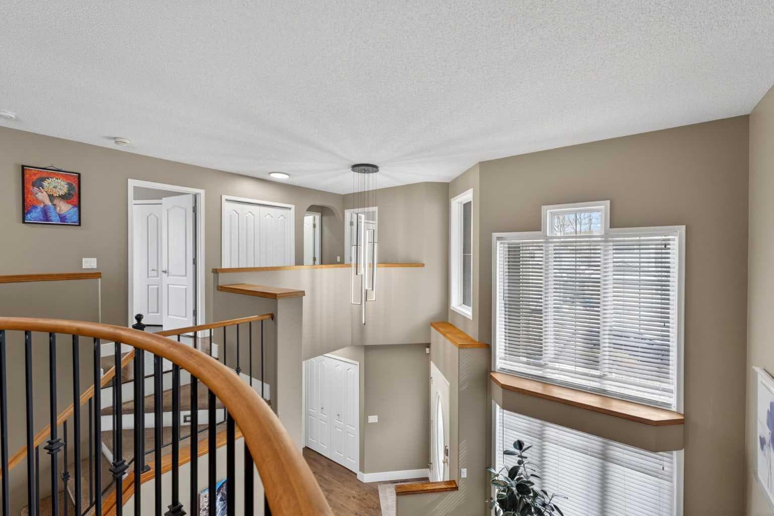 111 Valley Ponds Crescent NW