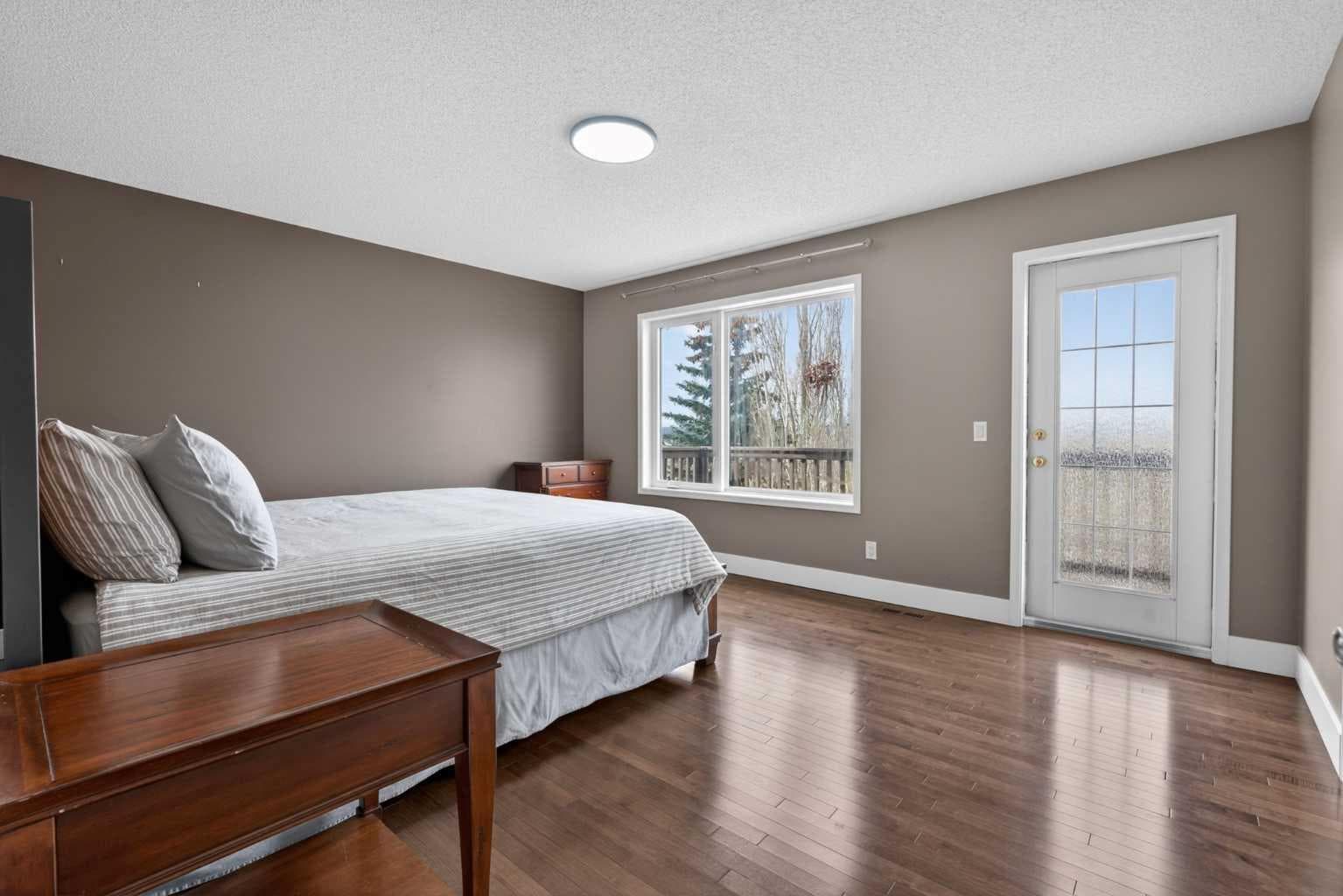 111 Valley Ponds Crescent NW