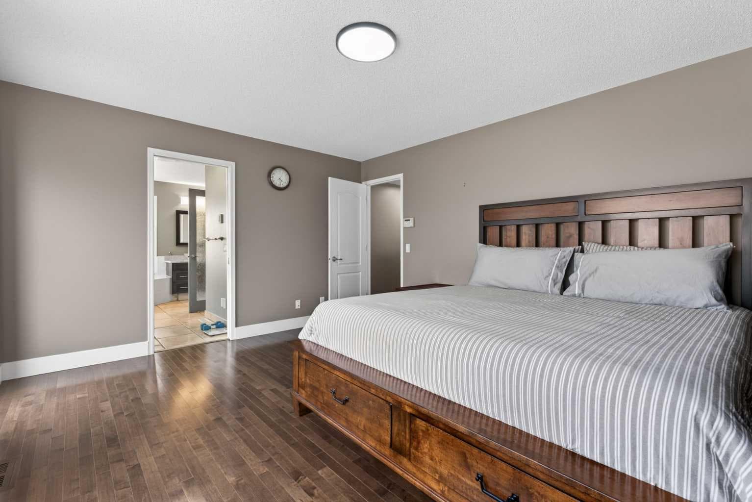 111 Valley Ponds Crescent NW