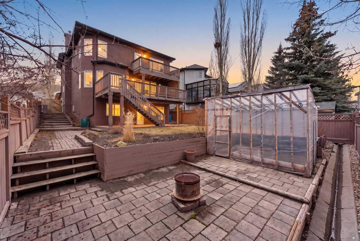 111 Valley Ponds Crescent NW