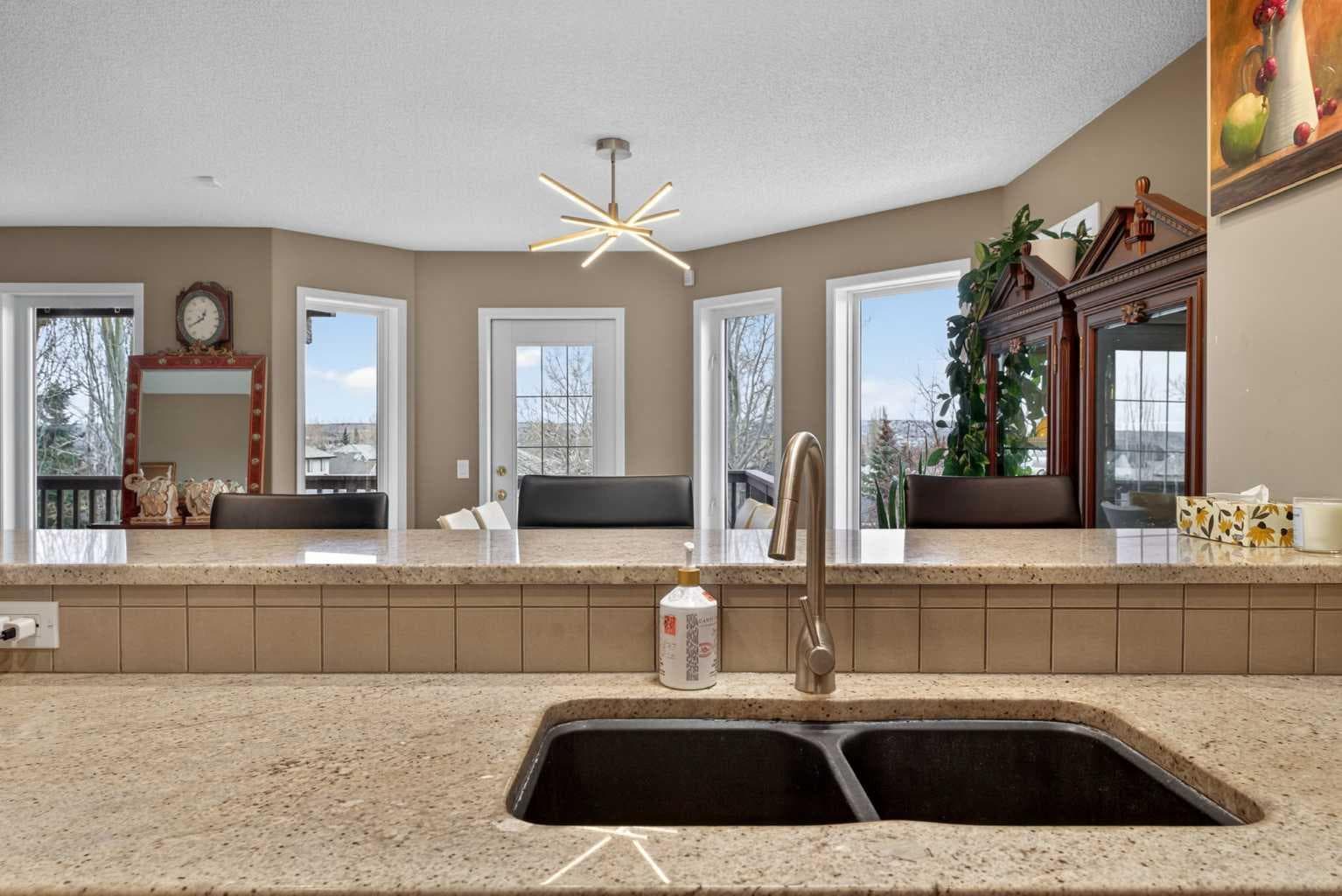 111 Valley Ponds Crescent NW