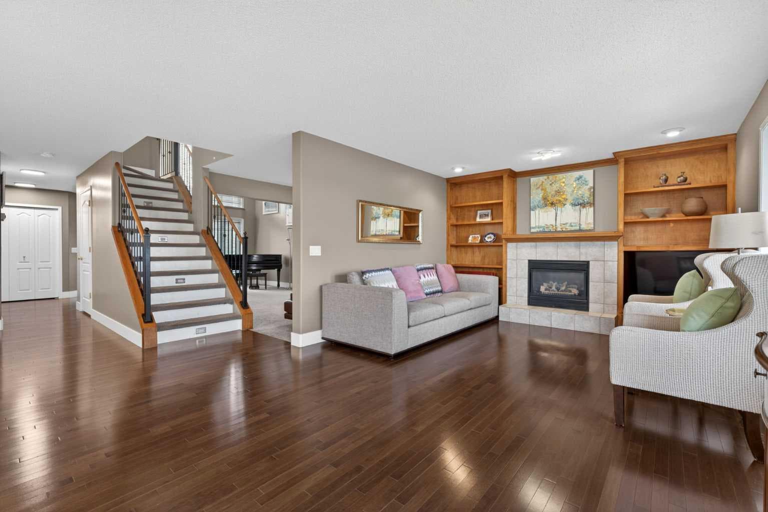 111 Valley Ponds Crescent NW