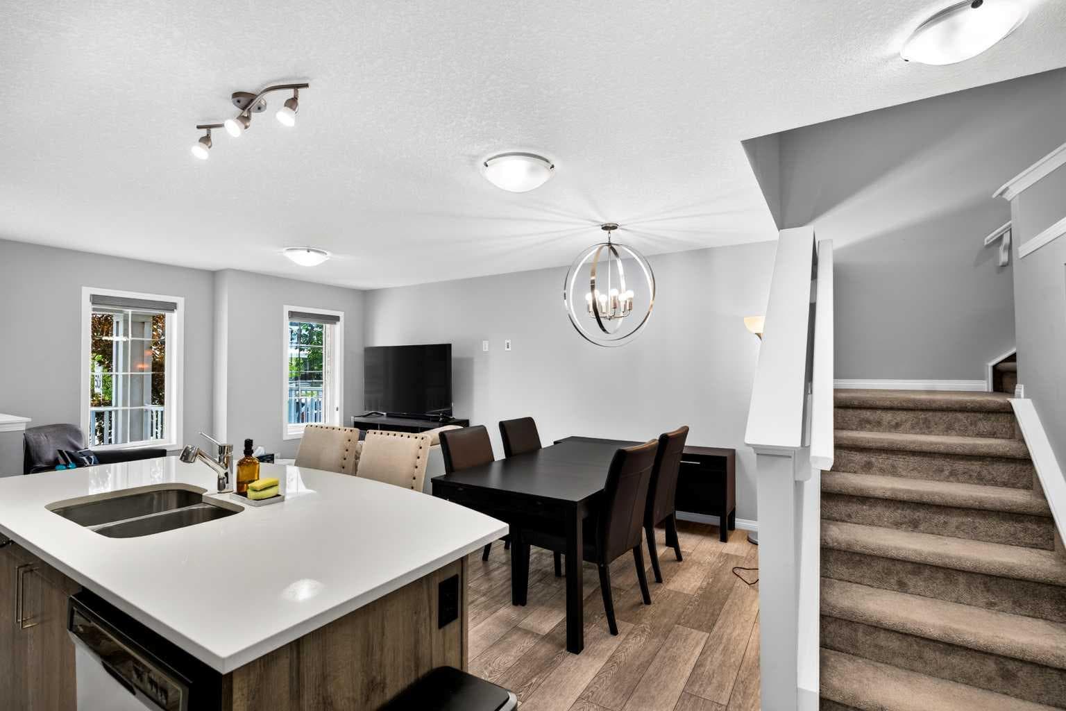 30 Yorkville Boulevard SW