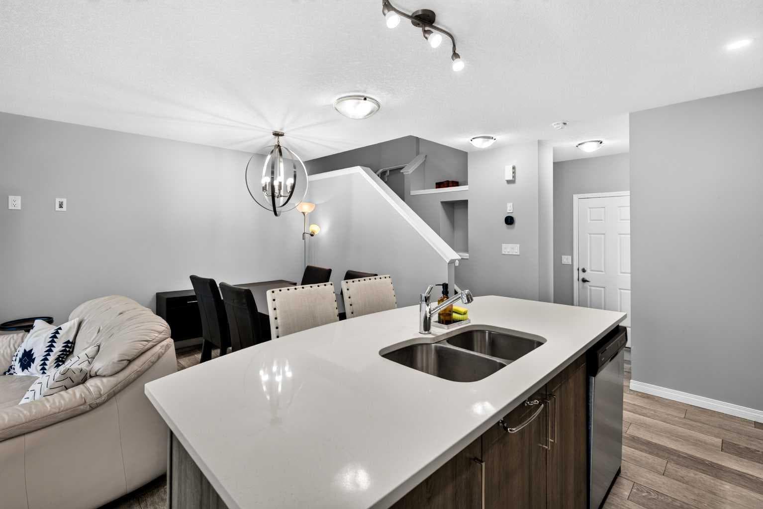 30 Yorkville Boulevard SW