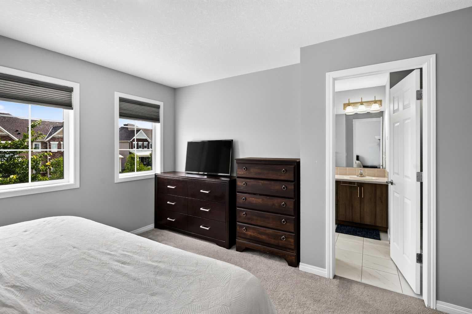 30 Yorkville Boulevard SW