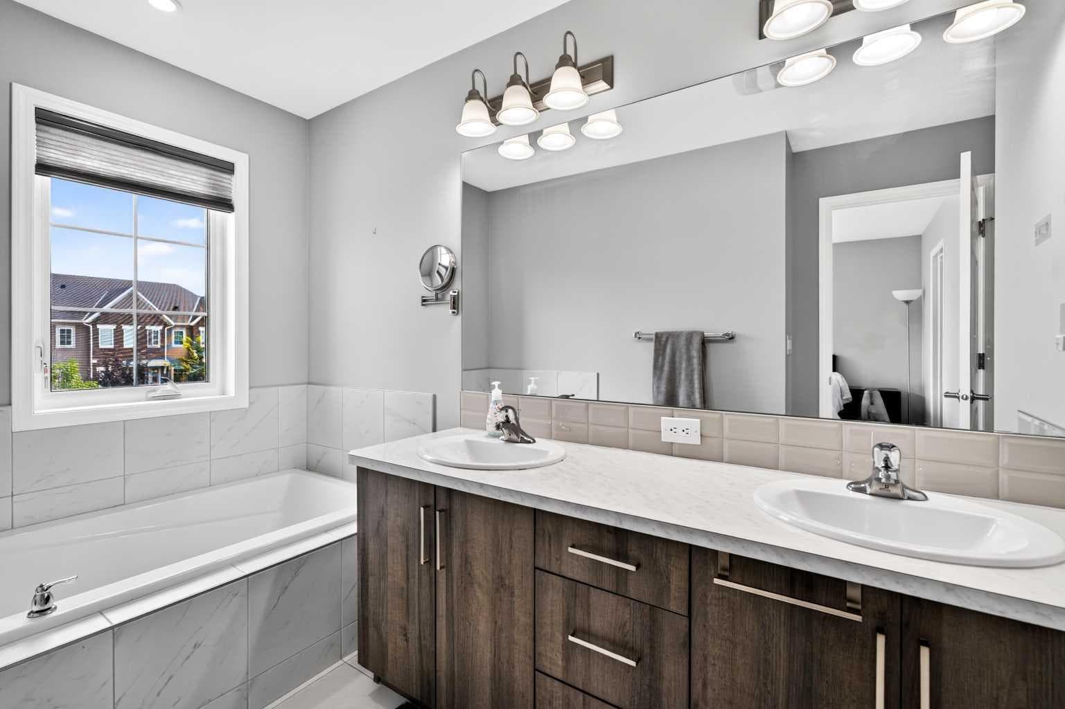 30 Yorkville Boulevard SW
