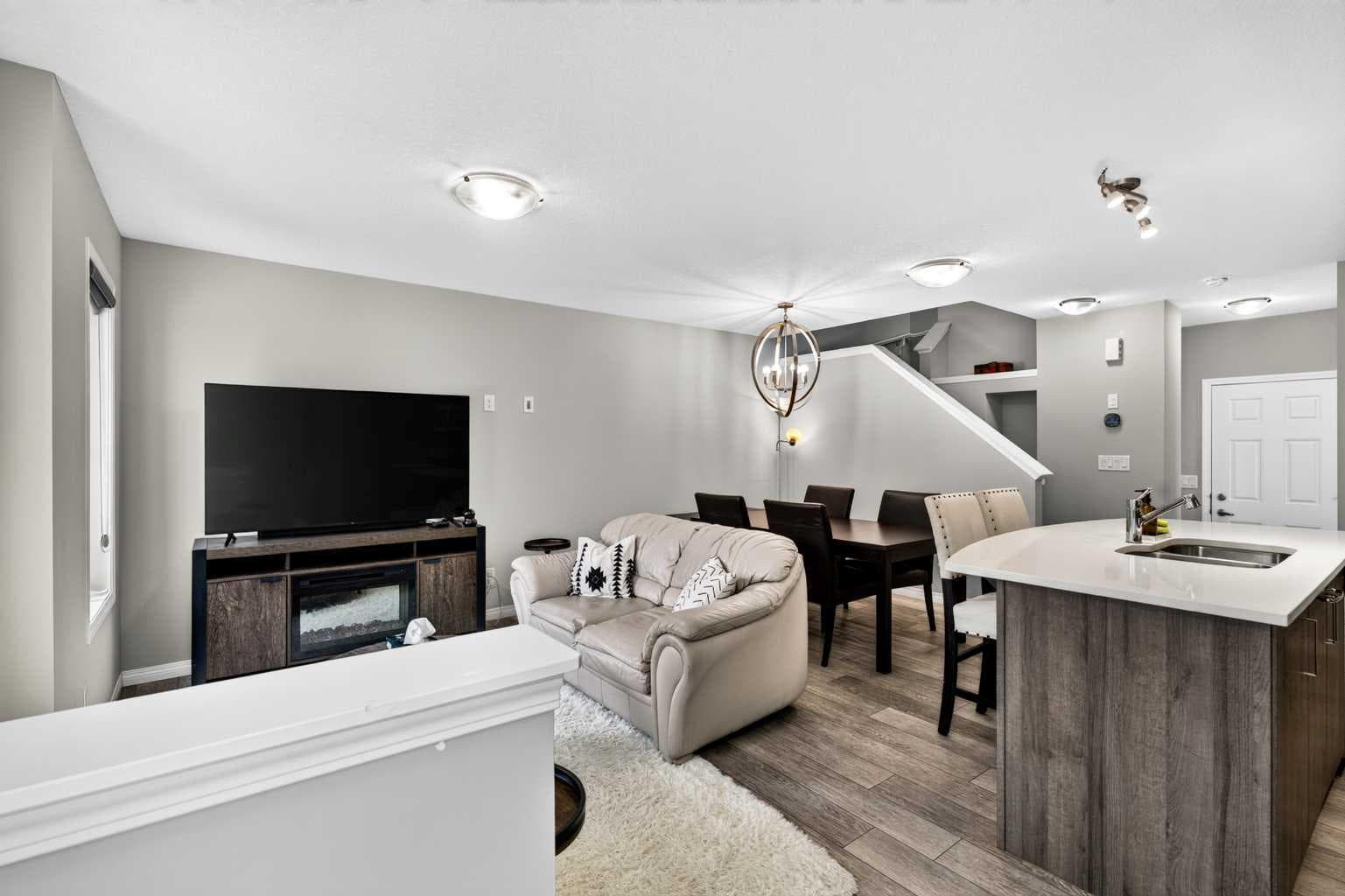 30 Yorkville Boulevard SW