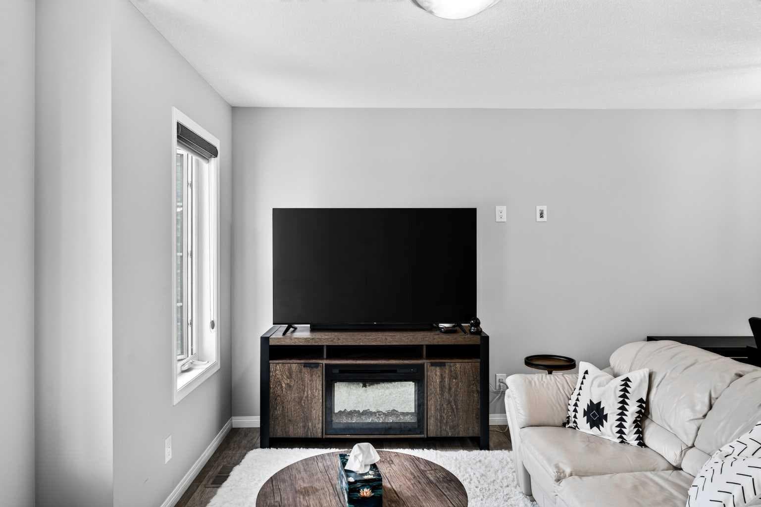 30 Yorkville Boulevard SW
