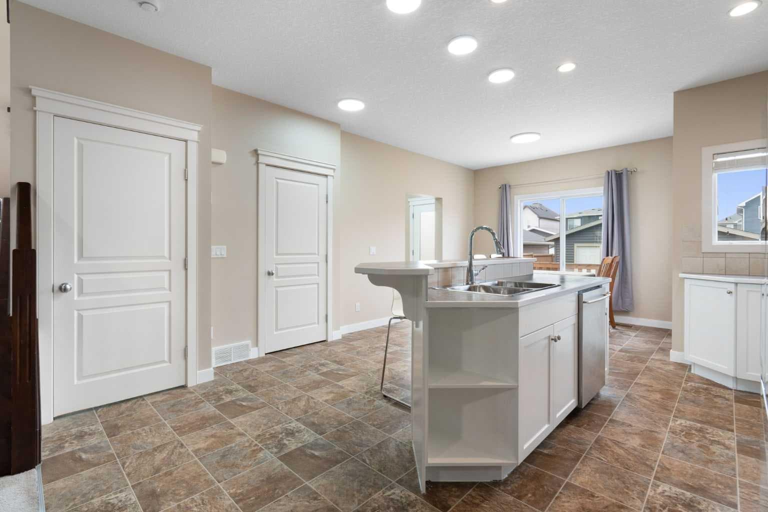 2449 Ravenswood View SE