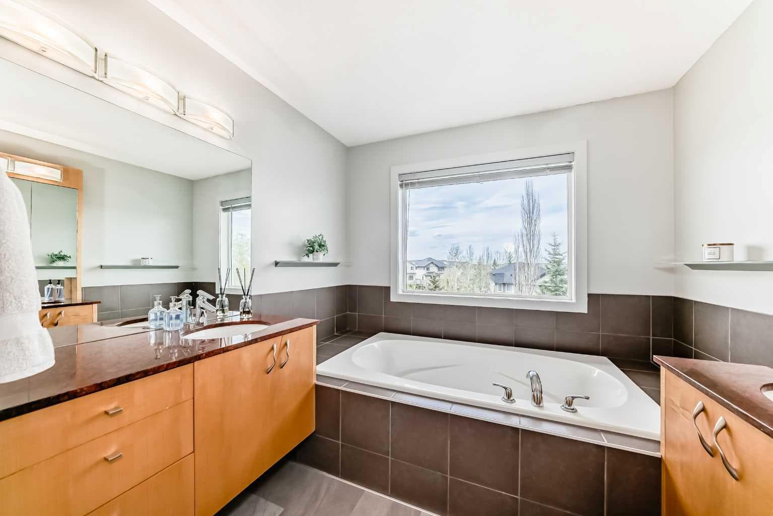 11 Cresthaven Bay SW