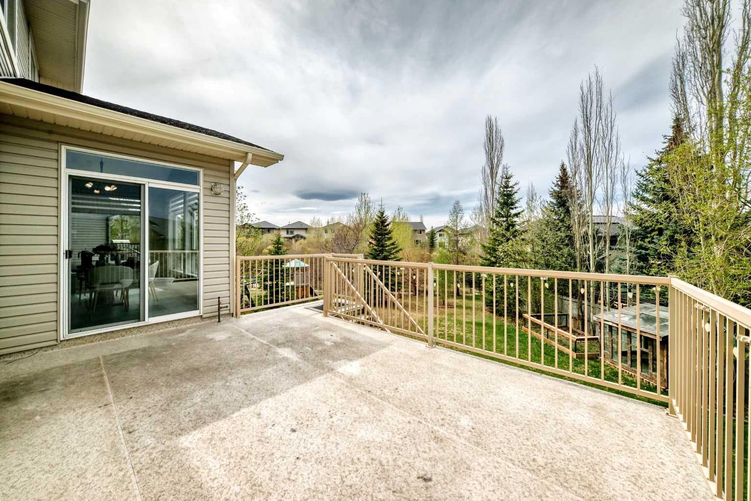 11 Cresthaven Bay SW