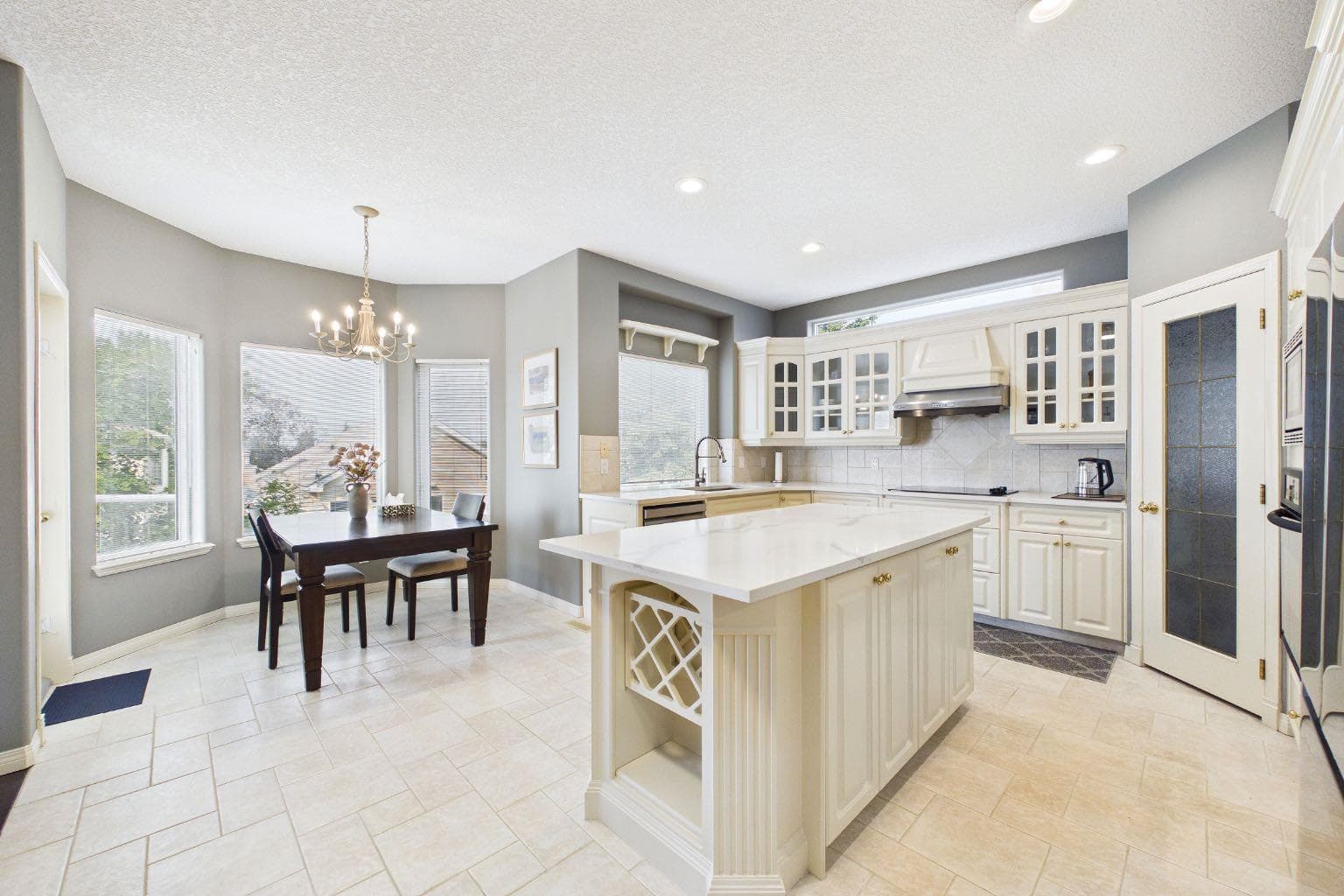 15 Royal Crest Terrace NW