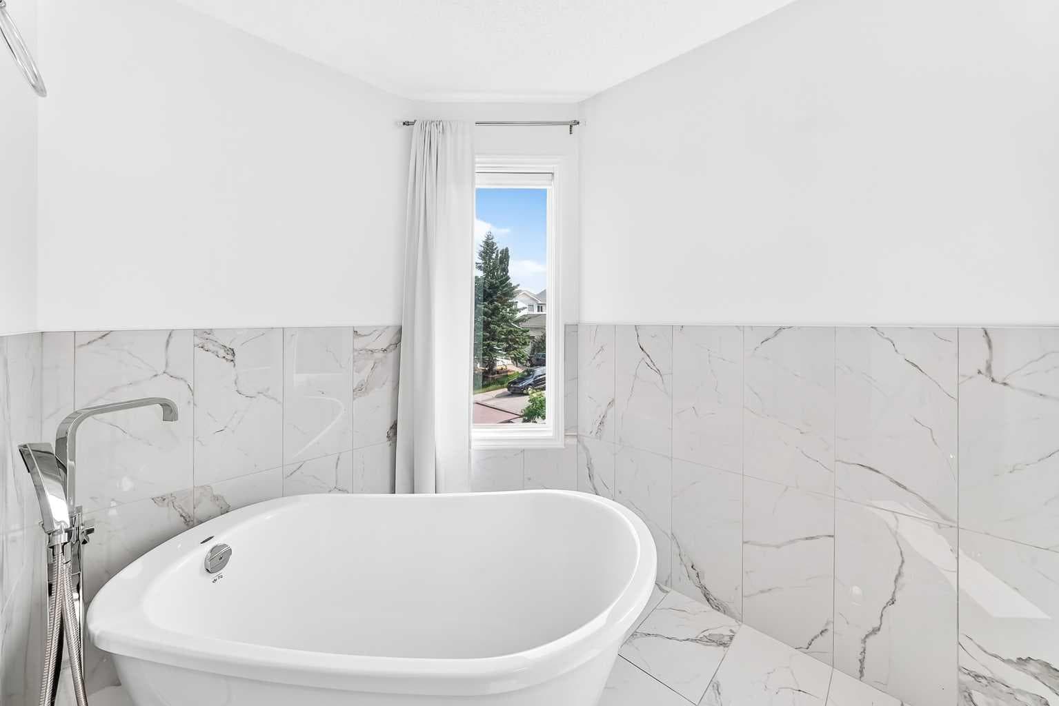147 Macewan Drive NW