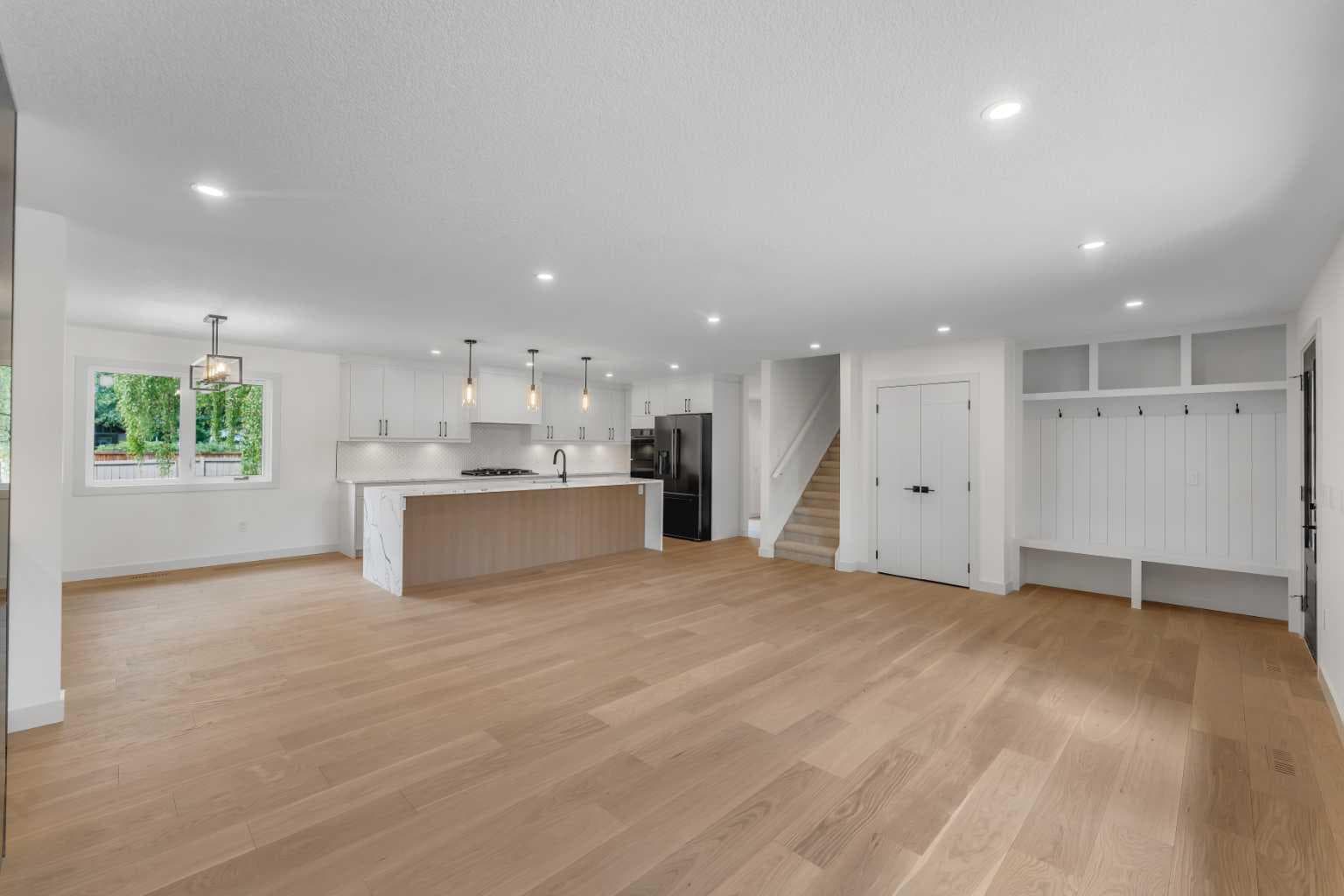 816 Lake Ontario Drive SE