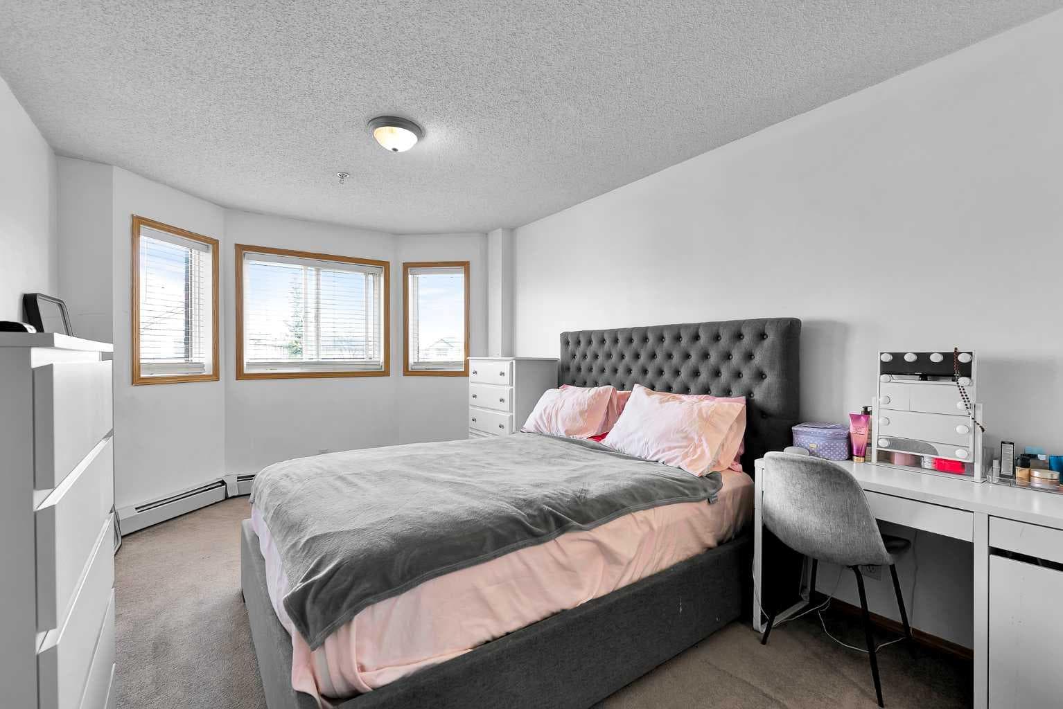 218, 92 Saddletree Court NE