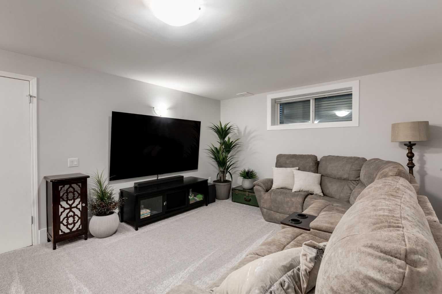 775 STRATHCONA Drive SW